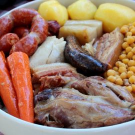 Las organizaciones más representativas de agricultores y ganaderos de la Comunidad de Madrid han entregado a Refugiados sin Fronteras las mil tapas de cocido madrileño que estaban destinadas a repartirse el jueves durante la concentración en la Puerta del Sol, acto que finalmente no pudo celebrarse por motivos meteorológicos y trámites administrativos.